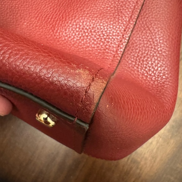 Dark red Coach bag

Used

Still has life to it

Send offers! - Picture 8 of 11